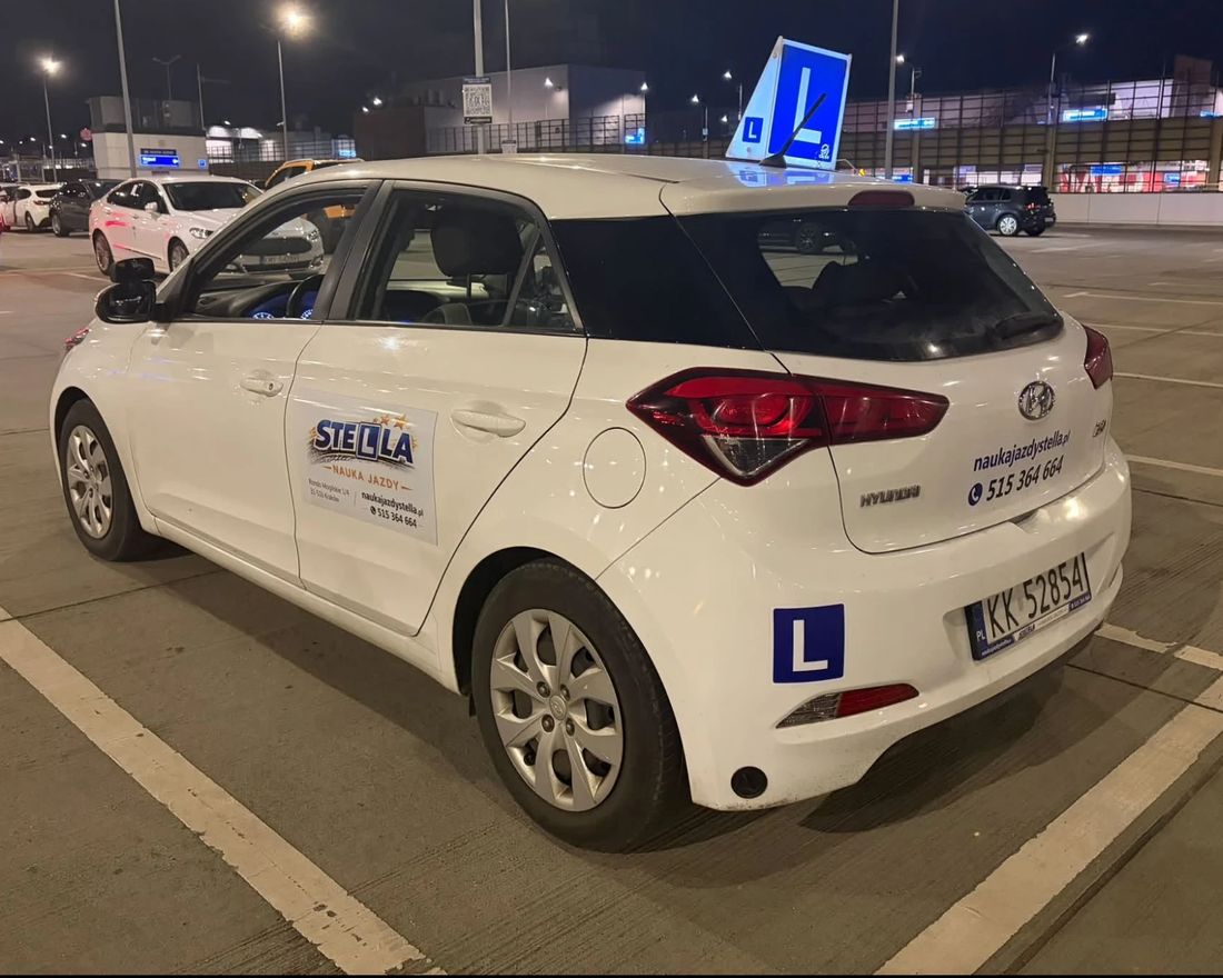 Hyundai i20 Szkoły Jazdy STELLA z tablicą L na parkingu wieczorem